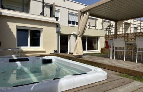 Aménagement de Jardin Cocooning avec Jacuzzi et Pergola