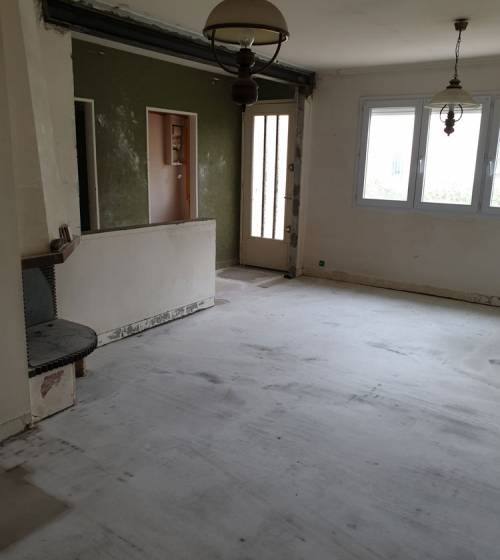 Pose d'un nouveau carrelage dans un salon 