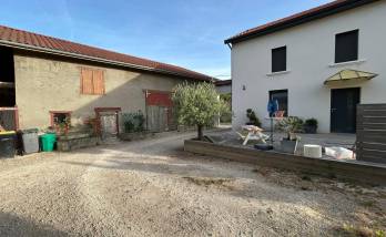 Vue du bâti existant avant transformation : maison et grange séparées avant le début des travaux