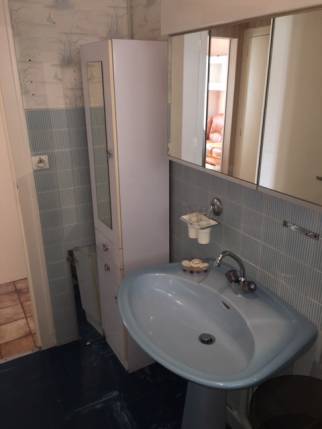 La salle de bain avant avec son vieux lavabo sur colonne - Nantes 44