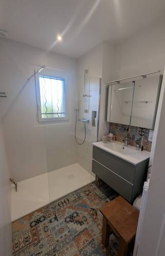 Une salle de bain rénovée et moderne