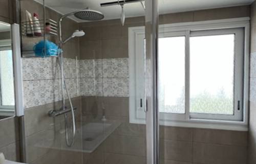 Fenêtre aluminium dans la salle de bain