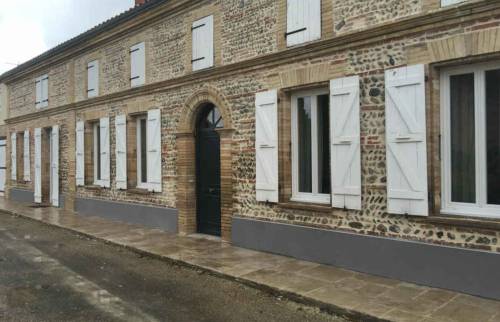 La longue façade tout en pierres