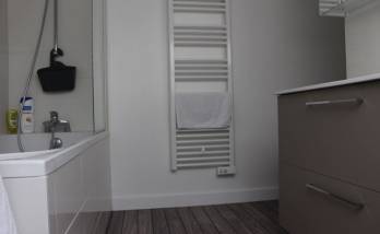 Création d'une chambre et d'une salle de douche dans un espace réduit à Villers sur Mer