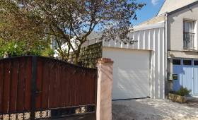 Côté de l'extension de maison, garage en bac acier