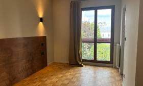 Chambre, applique murale et fenêtre sur balcon
