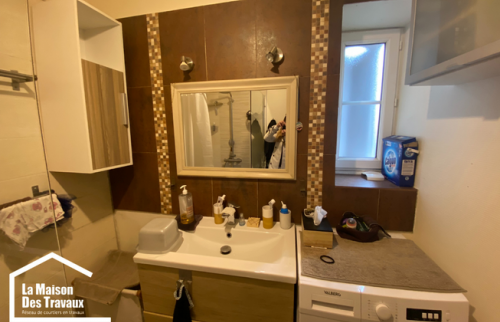 Salle de bain avant les travaux côté meuble vasque