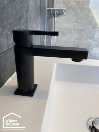 Robinet noir vasque salle de bain La Maison des Travaux Vannes Sarzeau Pénestin