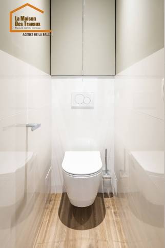 WC suspendu avec placards de rangement