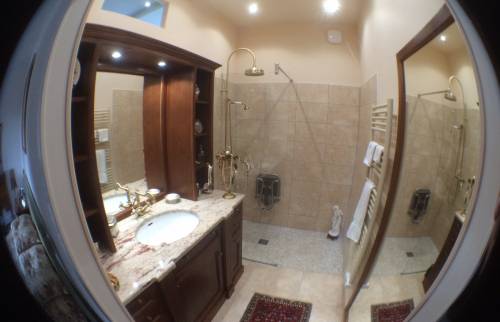 Vue à 180° de la salle d'eau finie à MEUSNES (41)