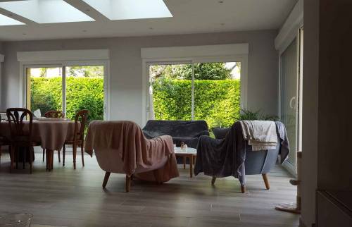 Une pièce de vie lumineuse grâce à 3 puits de lumière 