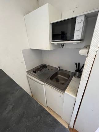 Petite cuisine dans un studio avant travaux de rénovation d'appartement - Nantes 44