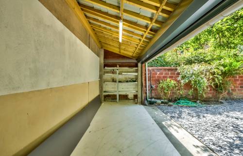 Dalle en béton et murs en brique