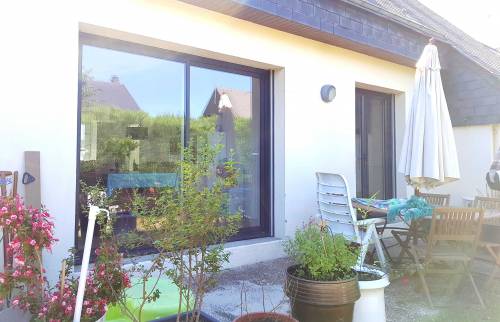 Ouverture murs de façade avant pour intégration baie vitrée coulissante PVC/alu avec porte assortie entrée de pavillon à Trilport (77470)