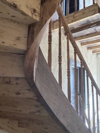 Travaux de rénovation en cours sur un escalier en bois - Montauban 82000