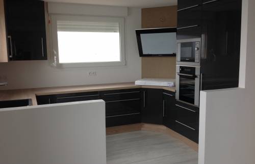 Fenêtre PVC  avec volet roulant dans la cuisine