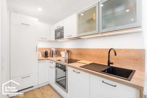 Cuisine sur mesure entièrement équipée 