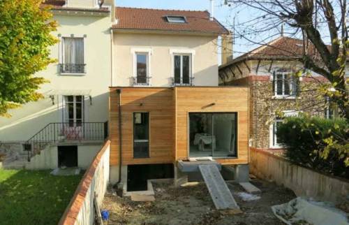 Extension moderne en bois.