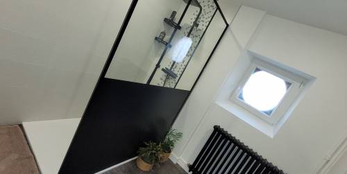 Douche, paroi et fenêtre