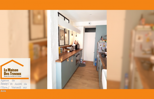 Cuisine rénovée à Chérisy – Transformation réussie avec des rangements optimisés, un éclairage suspendu et des matériaux naturels pour un look tendance et fonctionnel.