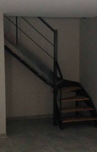 Escalier pour accès à la mezzanine à Saintes