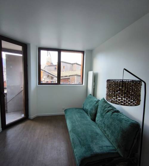 avoriaz-74110-renovation-appartement-sejour-canape-fenetre-porte-fenetre-balcon