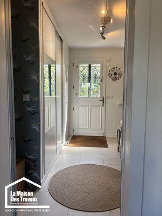 Aménagement d’un hall d’entrée avec rangements dans une maison rénovée à Damgan