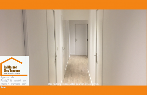 Couloir rénové avec un sol élégant et des finitions impeccables.