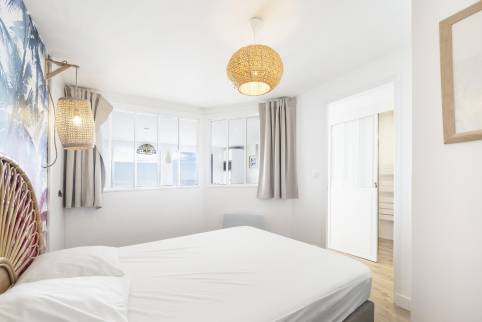 Chambre avec verrière blanche
