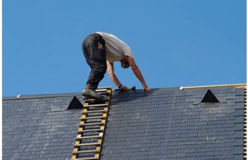 couvreur en cours de pose