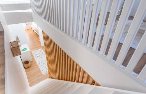 Escalier bois et claustras