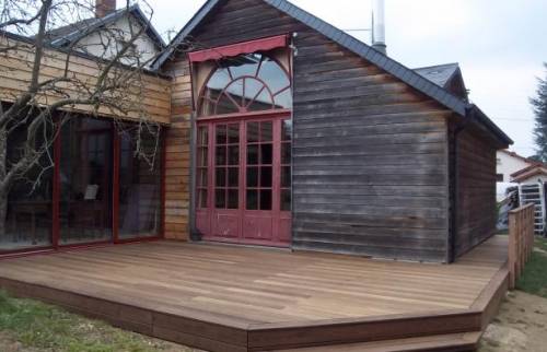 Pose de la seconde baie vitrées de l'extension bois donnant sur la terrasse en frêne - La Chapelle-sur-Erdre - 44240 -