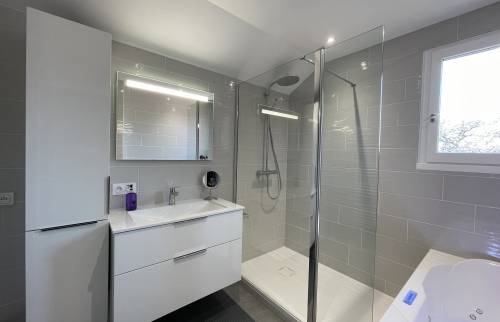 vue d'ensemble de la nouvelle salle de bain