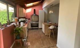 Nouveau sol dans cette pièce de vie chaleureuse et unifiée