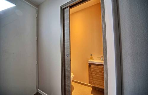 Petit WC avec porte à galandage pour gagner de l'espace à Montgeron