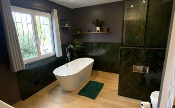 Salle de bain design avec plantes La Maison Des Travaux Ales