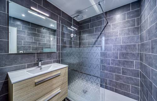 douche avec receveur extra plat dans cette salle de bain style industriel