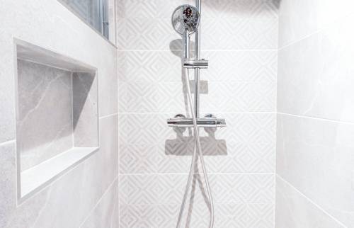 Douche avec colonne et niche à savons