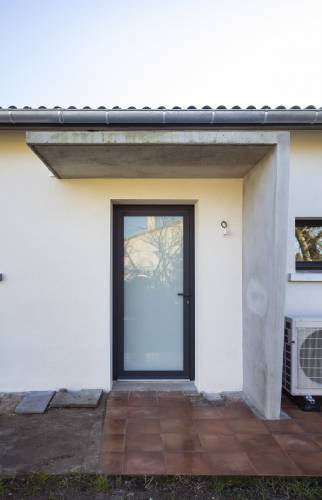 Porte d'entrée et casquette béton