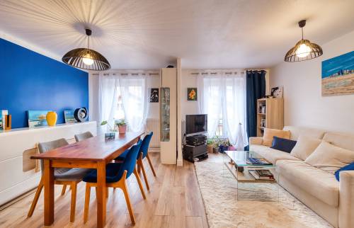 Une belle pièce à vivre lumineuse et chaleureuse grâce au sol imitation bois