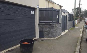 Muret maçonné finition extérieure en pierre de parement et grille en tôle à mi-hauteur - Meaux - 77 -