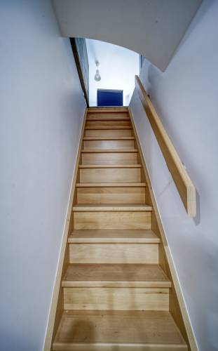 Un bel escalier droit en bois de hêtre