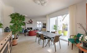 Pose de carrelage à grands carreaux dans le salon - Cuers 83390