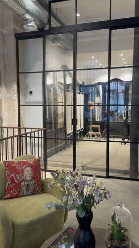 Coin VIP avec vue sur le plateau technique à travers la verrière à paris 18