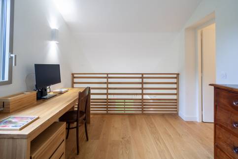 Le bureau installé dans la mezzanine