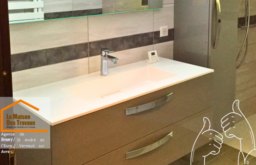 Rénovation de salle de bain près de Verneuil-sur-Avre – Modernisation avec meuble vasque design, robinetterie contemporaine et miroir LED.