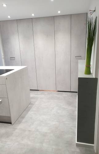 Revêtement de sol en dalles PVC clair pour cuisine en pavillon Crécy-la-Chapelle (77580)