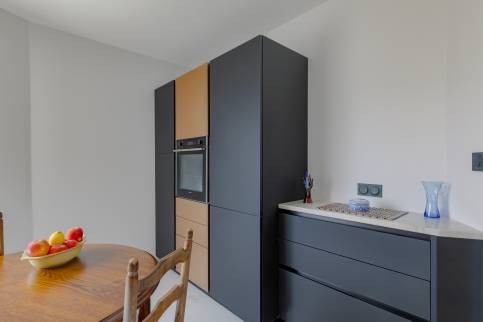 Fontaines Saint Martin (69270) : une nouvelle cuisine / vue linéaire Armoires
