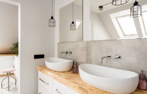 salle de bain rénové tendance et lumineuse