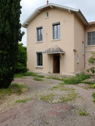 Aménagement d'une terrasse en pierre et d'une cour en pavés, maison à Lissieu (69380) : état avant travaux